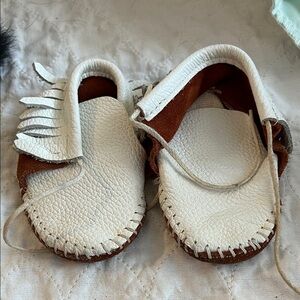 Baby/Toddler White Leather Fringe Moccasin Shoes